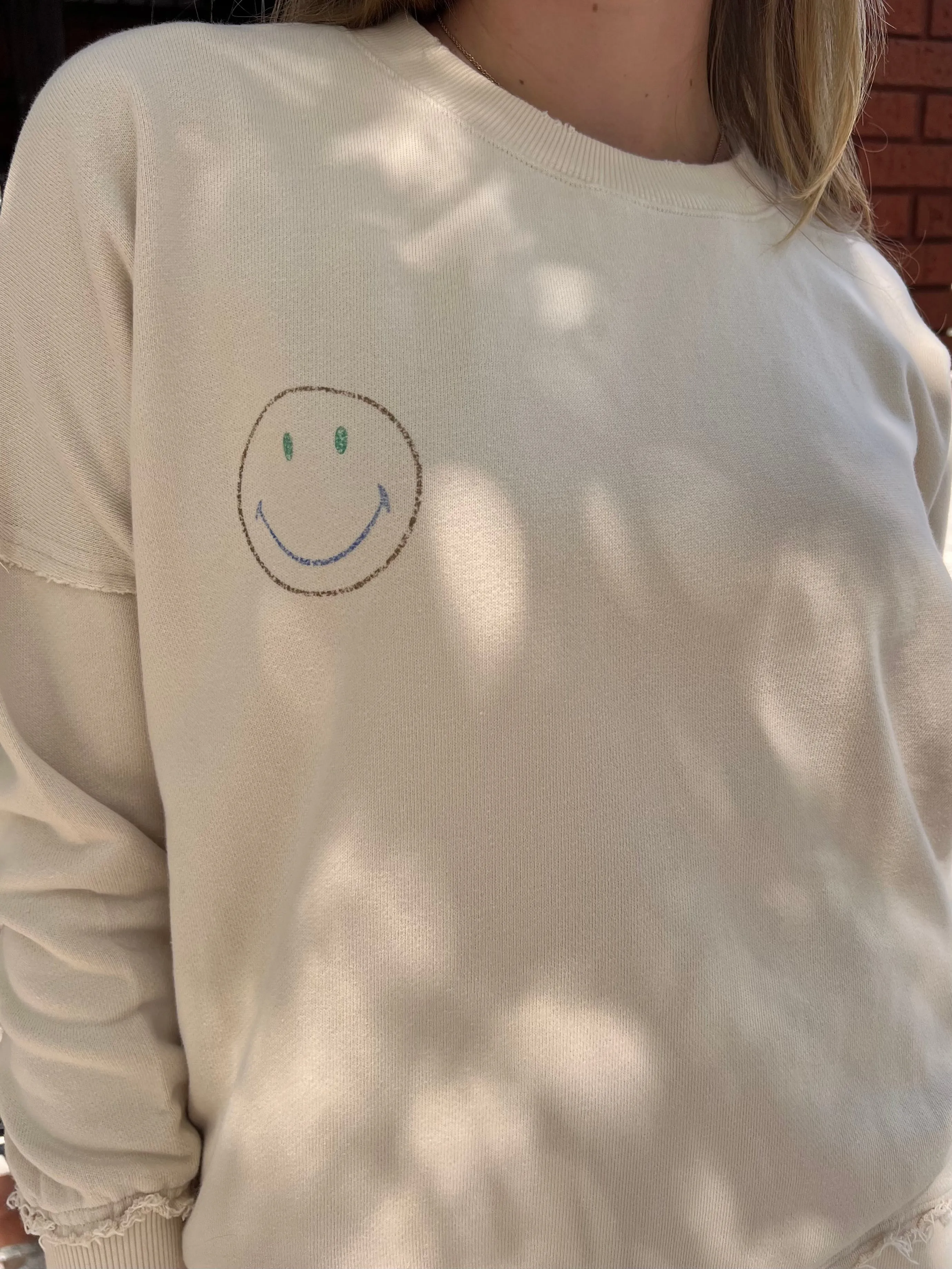 GOOD VIBES SMILE SWEATSHIRT IN BEIGE