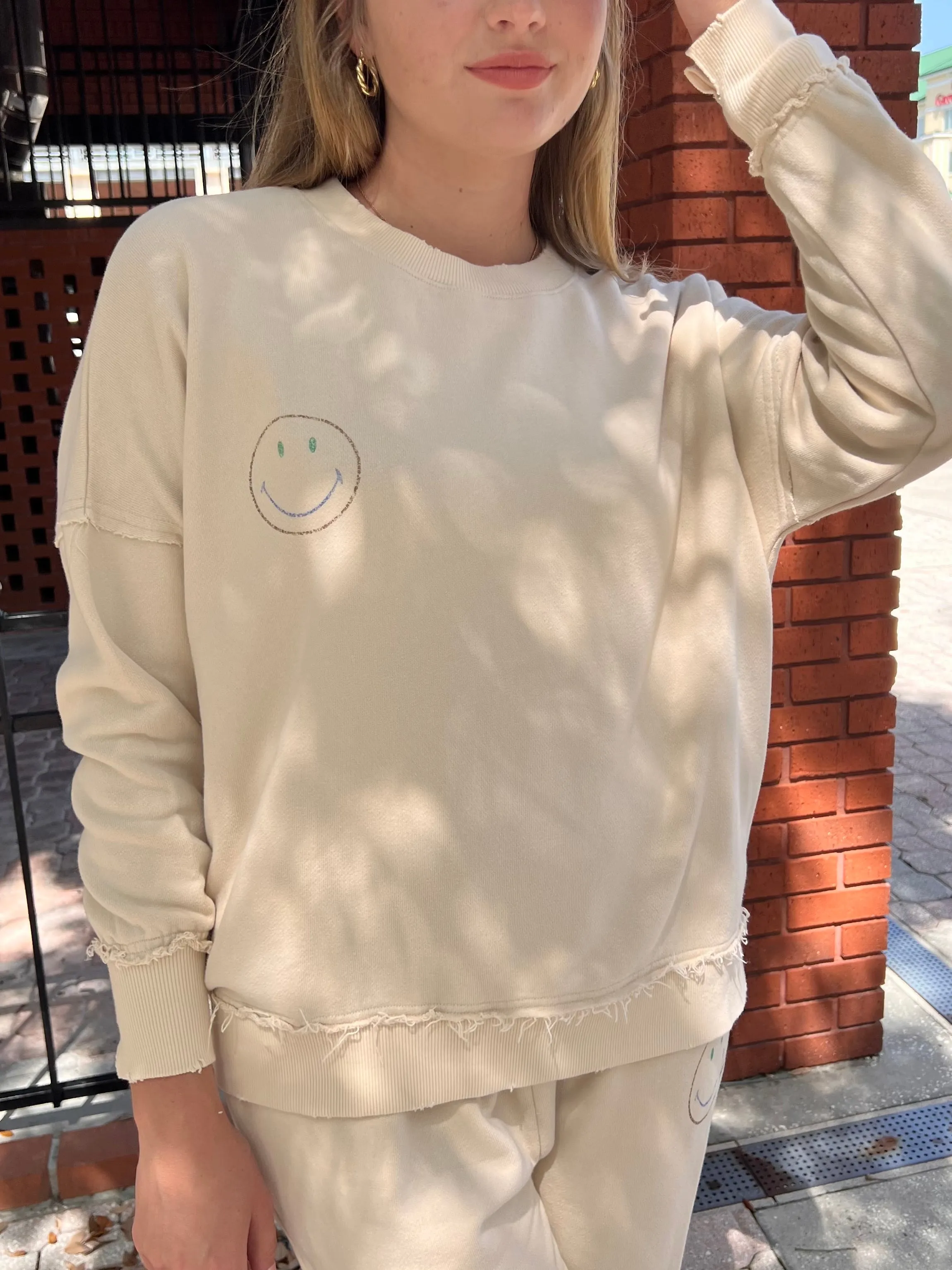 GOOD VIBES SMILE SWEATSHIRT IN BEIGE